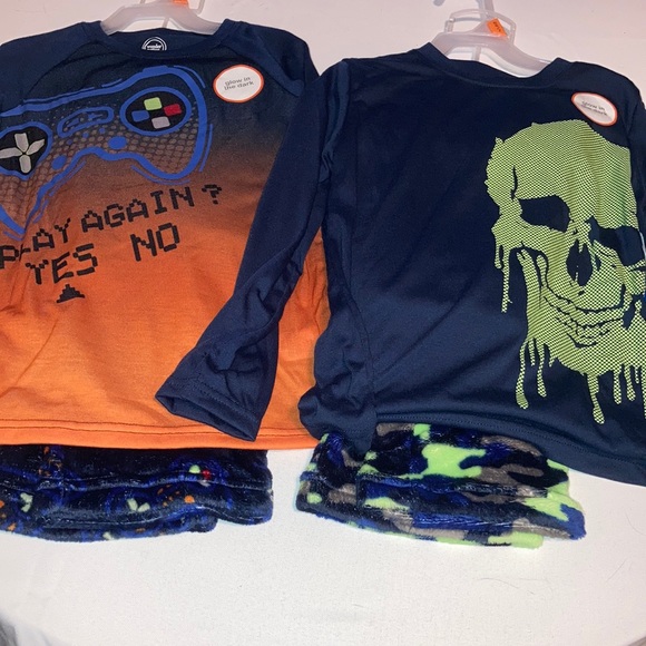 2 sets of pajamas - Picture 1 of 7